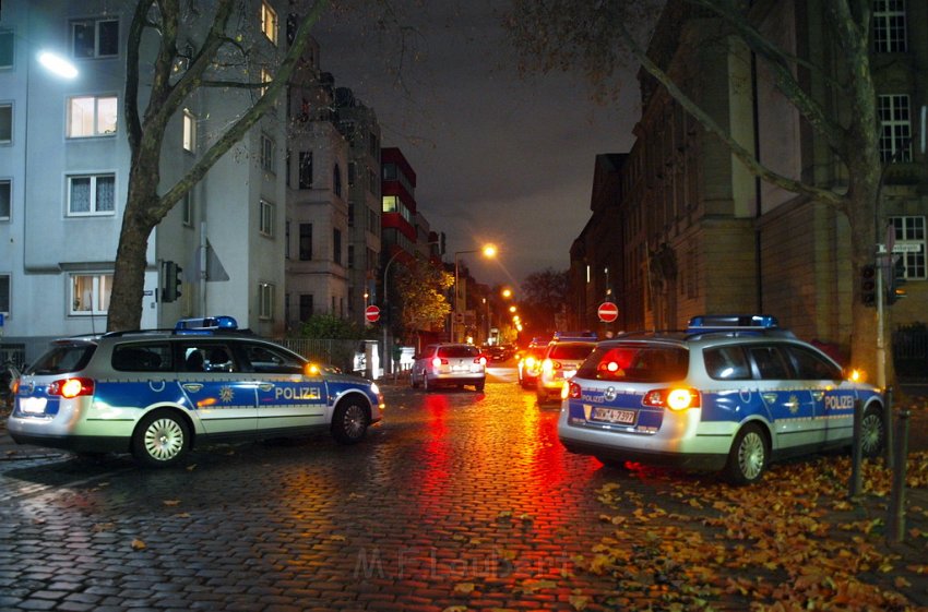 Einsatz BF Koeln Polizei Koeln Agnesviertel Weissenburgstr P02.JPG